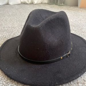 Black medium rimmed hat